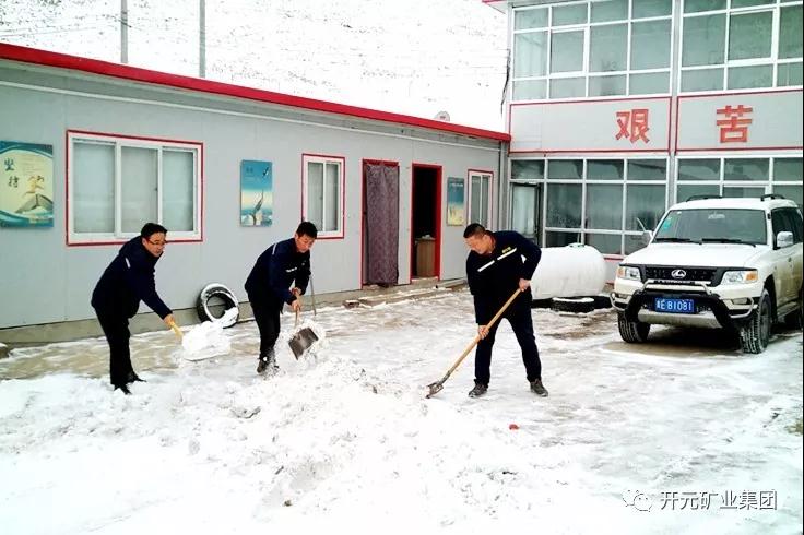 人間四月芳菲盡，山中春雪還復(fù)來